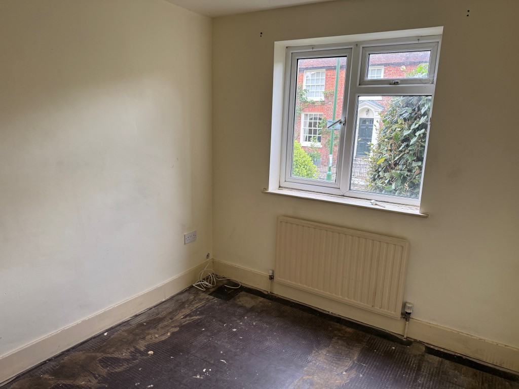 Lot: 88 - GROUND FLOOR FLAT WITH GARAGE IN NEED OF UPDATING - Second front bedroom with window